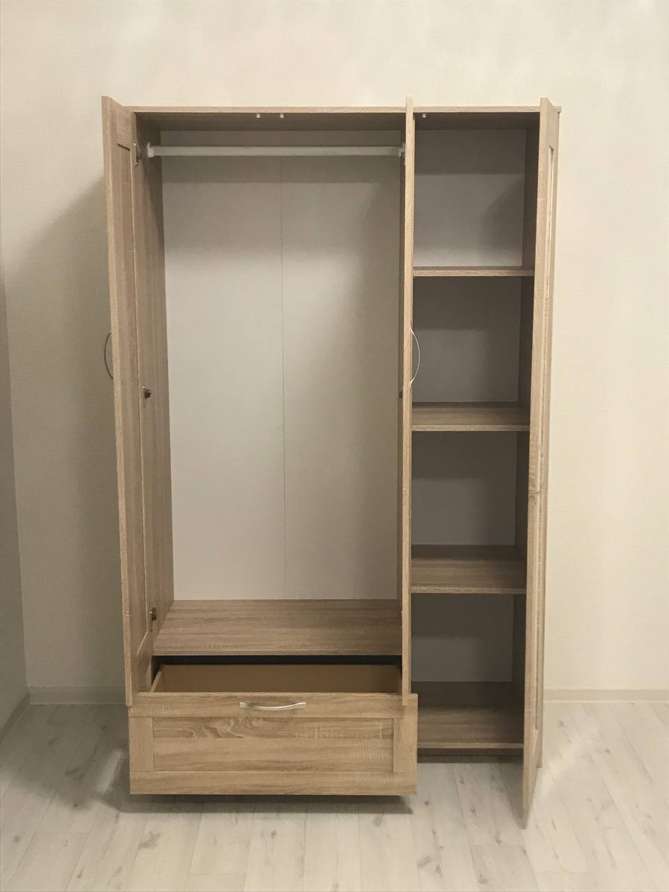 Холодильник и шкаф